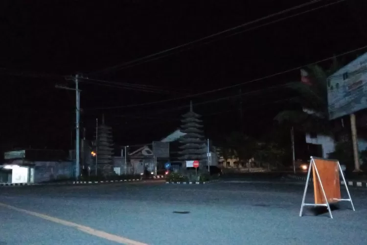 Kondisi kota Karanganyar yang gelap gulita malam tahun baru karena lampu dipadamkan dan jalan ditutup.