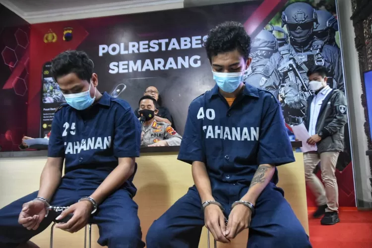 Dua pelaku penganiayaan di Griya Tentrem Anyar yakni Ariyadimas (kiri) dan Ilham Mousa (kanan). Keduanya melakukan penganiayaan terhadap satpam dan tamu hotel. (Ayosemarang.com/ Audrian Firhannusa)