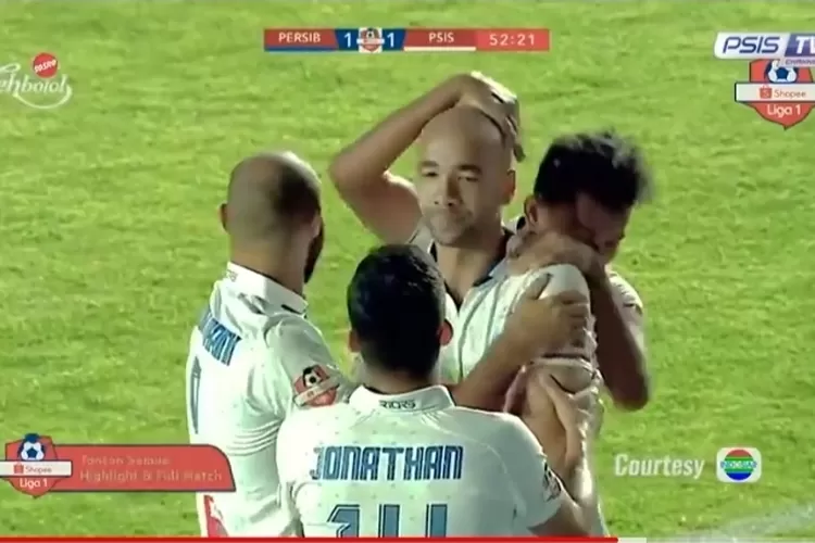 Bruno Silva saat merayakan golnya ke gawang Persib Badung. Meskipun mencetak gol indah, namun gol Bruno tidak mampu menyelamatkan PSIS Semarang dari kekalahan. ( Screenshot Youtube PSIS)