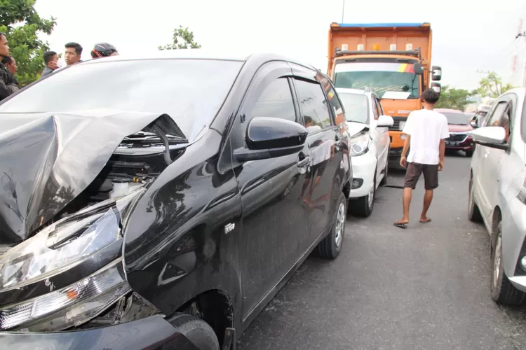 Kronologi Kecelakaan Beruntun Di Padang Libatkan 3 Kendaraan, Seorang ...