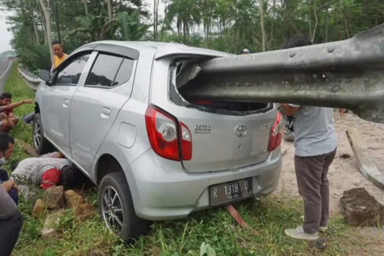 Ngeri! Mobil Tabrak Besi Pembatas Jalan Di Banjarnegera, Kondisinya ...