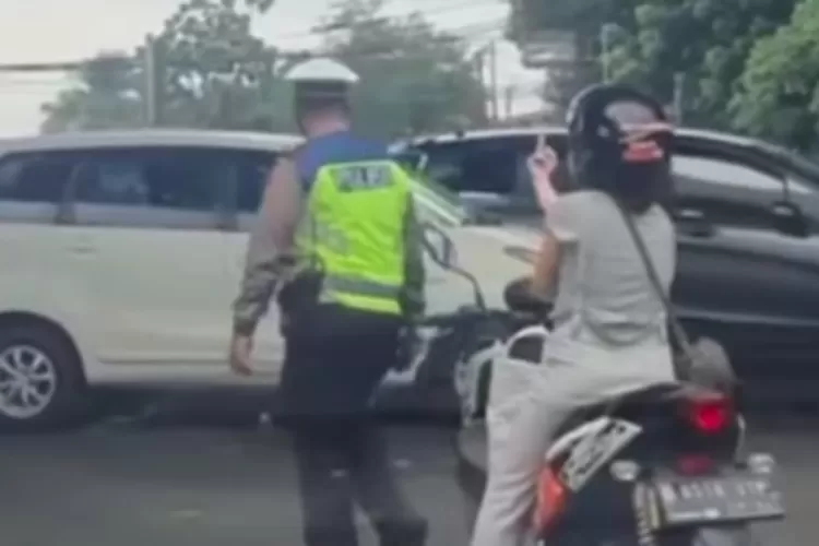 Ilustrasi : Kabar Stut Motor Bakal Ditilang dan Denda 250 Ribu, Polisi: Tidak Ada, Justru Harus Ditolong! (Tangkap Layar/Instagram @Lambeturah)
