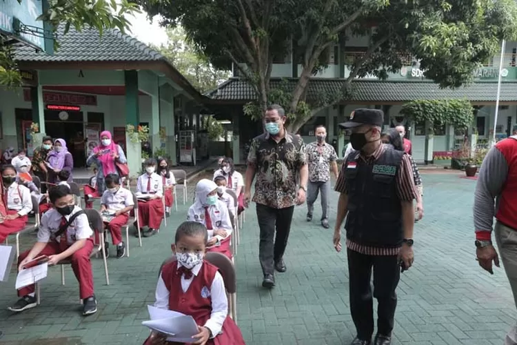 Wali Kota Semarang, Hendrar Prihadi saat meninjau vaksinasi di SD Pekunden, Selasa 18 Januari 2022. (suaramerdeka.com / Hendra Setiawan) 