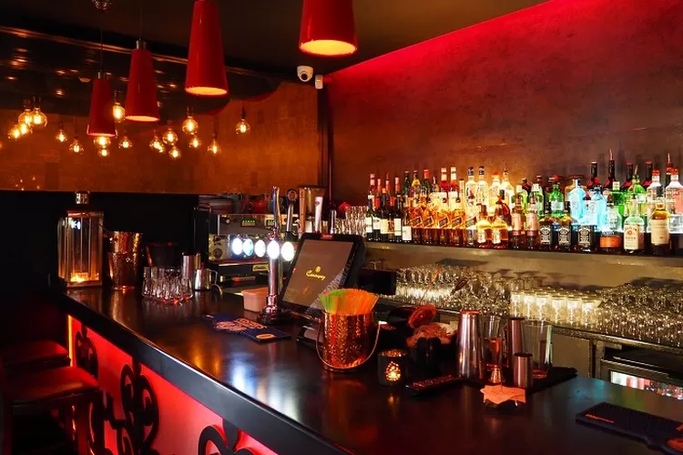 Ilustrasi Bar. (Pexels.com/Chan Walrus)