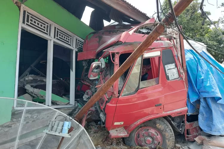 Diduga Mengalami Kerusakan Pada Persneling, Fuso Hantam Rumah Warga Di ...