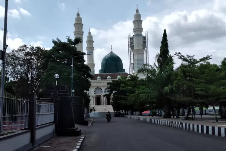 Masjid Agung dalam proses penyelesaian.