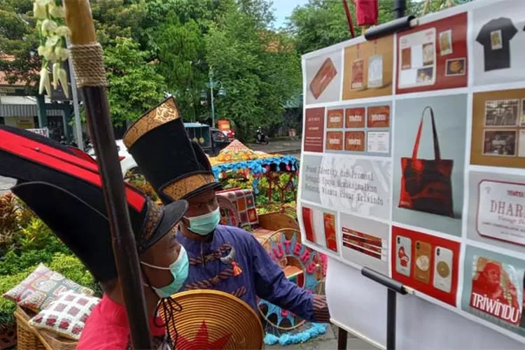 Angkat Tema Brand Identity Pasar Triwindu Karya Mahasiswa Dkv Isi