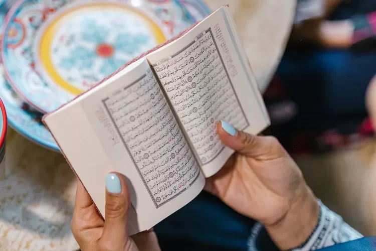 Contoh Soal Pilihan Ganda Ulangan Harian Agama Islam Kelas 4 SD MI Semester 1 dan Kunci Jawaban (Pexels/RODNAE Productions)