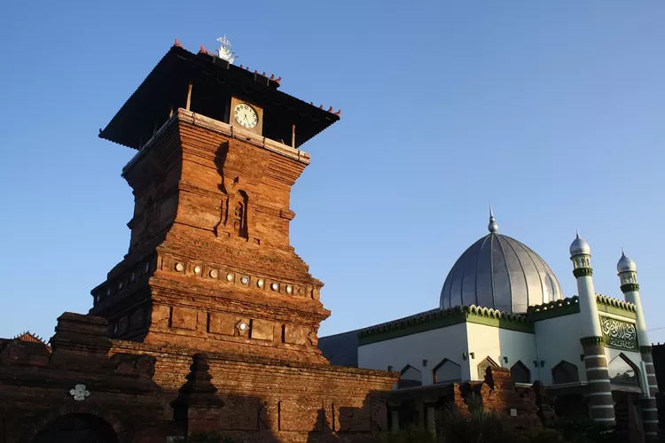 Masjid Menara Kudus tampak dari kejauhan (Foto: Wikipedia/Pra)