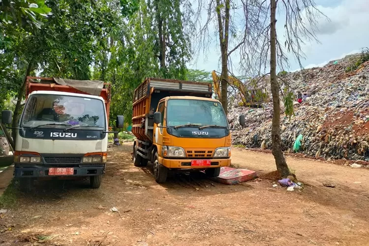 Kondisi truk pengangkut sampah terparkir di TPA Randukuning DLH Batang yang sudah tidak bisa beroperasi.  (Muslihun/kontributor Batang)