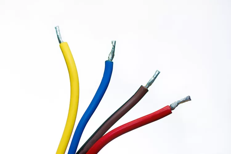 Ilustrasi soal fisika tentang bahan membuat kabel listrik beserta pembahasannya. (Foto: Pixabay/jarmoluk)