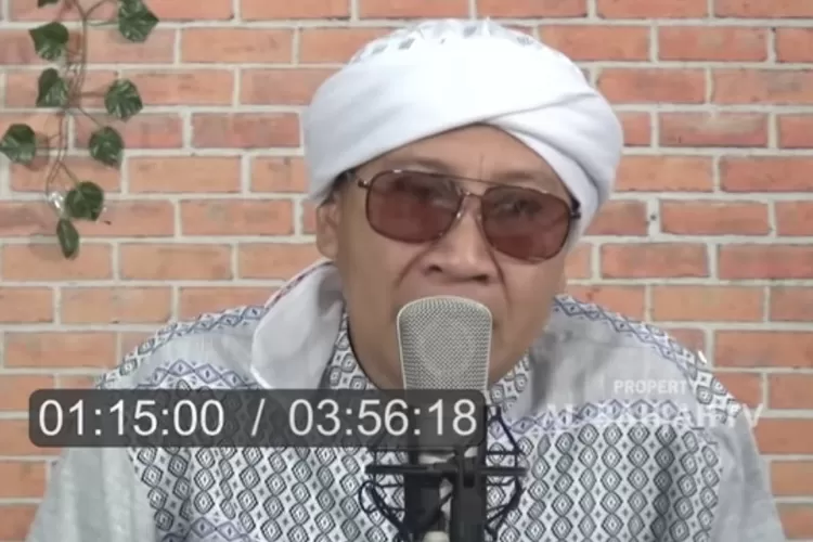 Buya Yahya saat menjelaskan Apakah Boleh Mandi Junub Setelah Subuh di Bulan Ramadhan (Kanal Youtube Al-Bahjah TV)