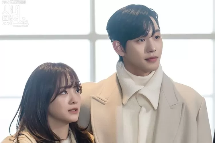 Kang Tae Mu Berhasil Menjadi Pacar Palsu di depan teman-teman Shin Ha Ri  pada episode 7 drakor A Business Proposal (Instagram/@sbsdrama.official)