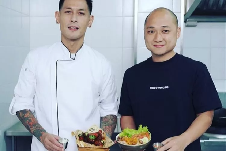 Chef Juna bertemu langsung dengan Owner Holywings Indonesia Ivan Tanjaya untuk berkolaborasi merilis 2 menu baru dengan target penjualan 10.000 porsi selama 1 minggu. (Instagram @junarorimpamdeyofficial)