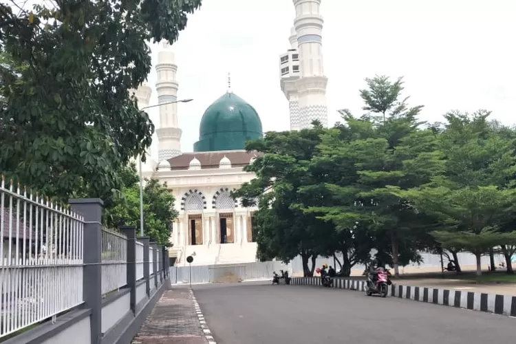 Masjid Agung Madaniyah Karanganyar baru sekadar menjadi tempat shalat, belum ada kegiatan.
