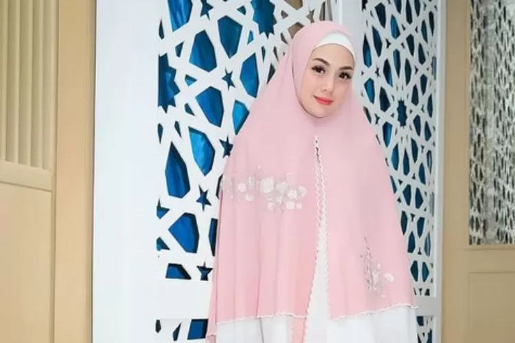 Khawatir Salahi Aturan, Agama Katolik Tapi Pakai Hijab Celine ...