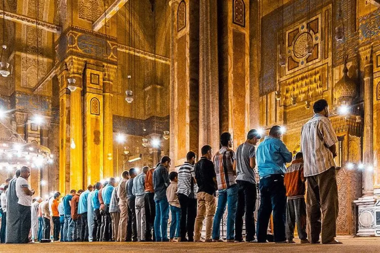 Niat Sholat Tarawih Ikut Imam Begini Bacaan Bagi Makmum Dalam Bahasa