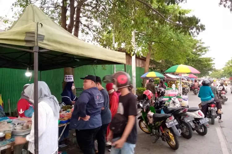 Penjual takjil. Ilustrasi ide jualan bisnis takjil di bulan Ramadhan (Ayosemarang.com/ Audrian Firhannusa)