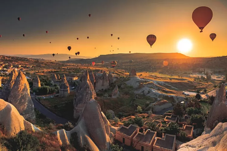 Cappadocia, kota tua di Turki yang terbentuk karena pahatan alam - Hops ID