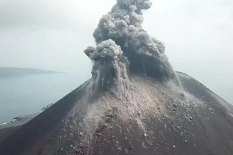 Gunung Anak Krakatau Erupsi Pagi Ini, Status Siaga (Dok. BNPB)