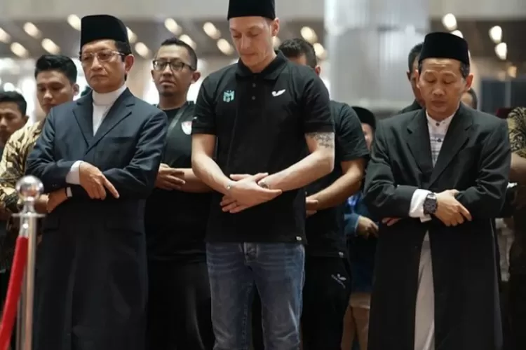 Mesut Ozil Kunjungi Dan Shalat Jum At Di Masjid Istiqlal Ini Istimewanya TiNewss