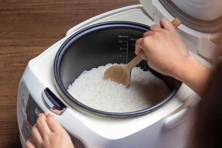 Tips Tak Cepat Basi, Nasi Baru Matang Di Rice Cooker Harus Langsung ...