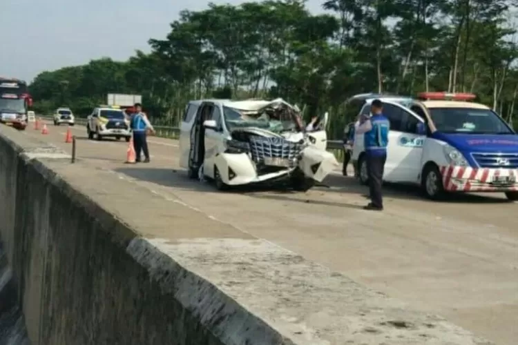 Diduga Sopir Mengantuk, Minibus Alami Kecelakaan Di Tol Batang Semarang ...