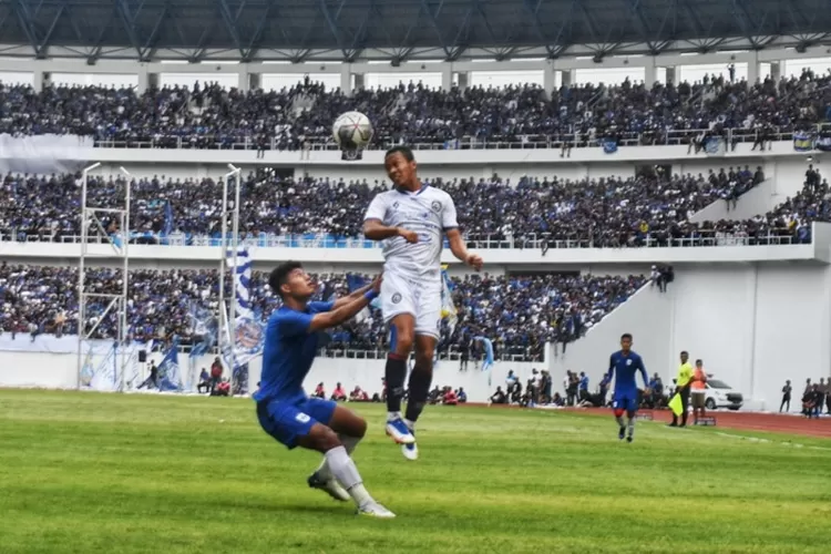 Pilar Arema FC Dendi Santoso (kiri) berduel dengan pemain PSIS Semarang Reza Irfana.  (Ayosemarang.com/ Audrian Firhannusa)