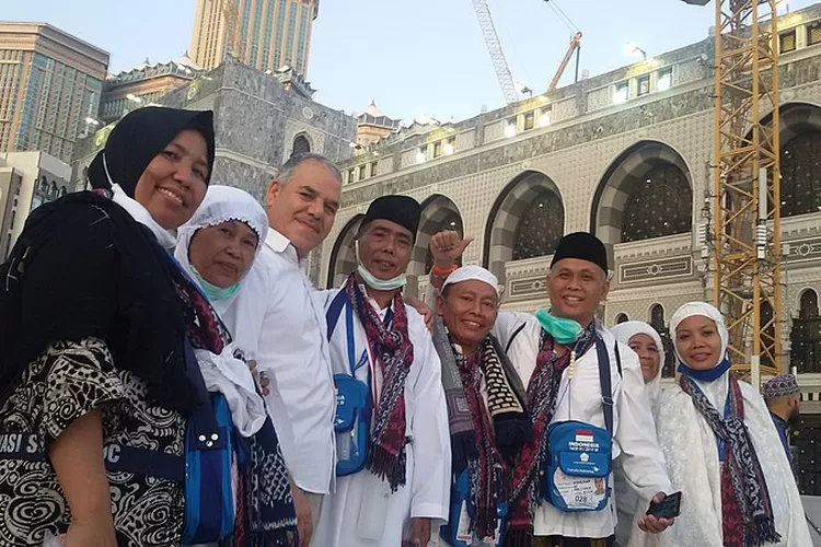 Para jamaah haji sedang foto bersama (Wikimedia)