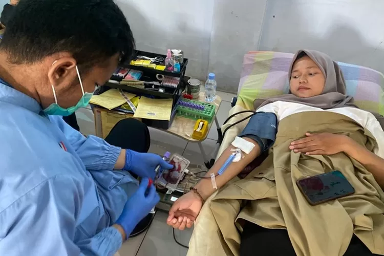 Sejumlah pendonor sukarela mendonorkan darahanya dalam peringatan&nbsp;Hari Donor Darah Dunia 2022 di markas PMI Batang, Selasa 14 Juni 2022.  (Muslihun/Kontributor Batang)