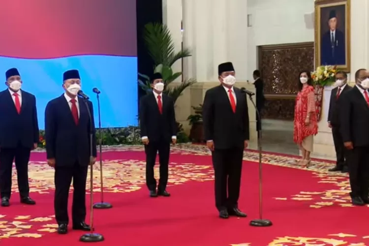 Presiden Joko Widodo melakukan perombakan kabinet dengan mencopot sejumlah menteri dan wakil menteri dalam reshuffle kabinet. (Tangkapan Layar)