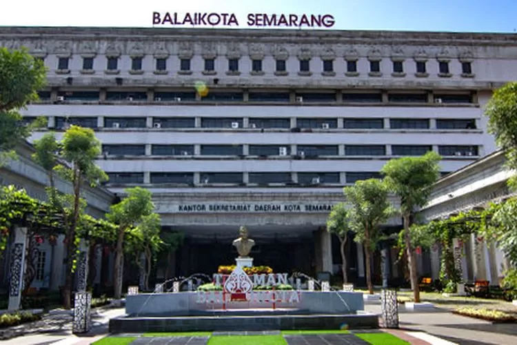 Balaikota Semarang. Ilustrasi kosakata dialek semarangan (semarangkota.go.id)
