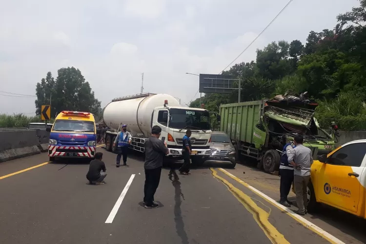 Malam Tadi, Terjadi Kecelakaan Tabrakan Beruntun Di Jalan Tol ...