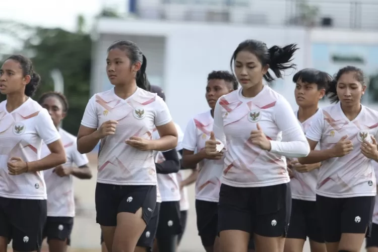 Ilustrasi pemain Timnas Wanita Indonesia, jogging mengelilingi lapangan, di Filipina. (PSSI) 