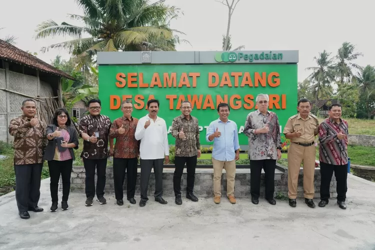PT Pegadaian  memberikan bantuan kepada Desa Binaan di Yogyakarta, diantaranya desa Tawangsari, kabupaten Kulonprogo dan desa Panggungharjo, kabupaten Bantul. (Dok)