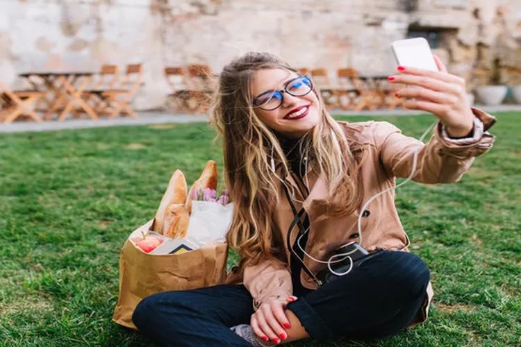 64 Caption Instagram Bahasa Inggris beserta artinya, Biar Foto Selfie