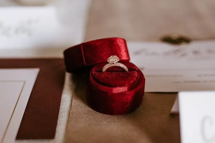 Harga emas perhiasan terpantau mengalami penurunan tipis untuk berbagai tingkat karat pada Sabtu, 25 Oktober 2025. (PEXELS/tara-winstead)