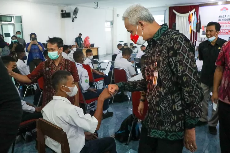 Gubernur Jawa Tengah Ganjar Pranowo menyalami siswa baru SMK N Jateng dalam kunjungannya, Selasa, 12 Juli 2022. (Humas Jateng)