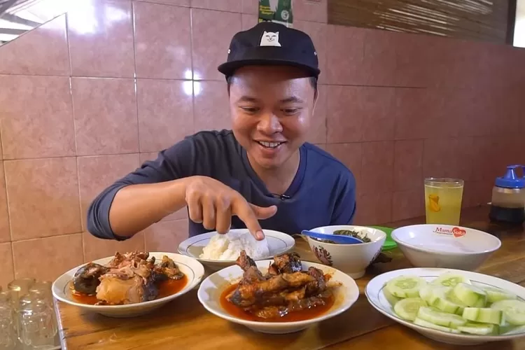 Pengunjung menikmati Brongkos Kambing Makanan Khas dari Temanggung (YouTube Dyodoran)