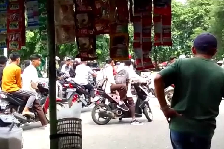 Bawa Senjata Tajam, Puluhan Pelajar Di Padang Gelar Tawuran Siang Hari ...