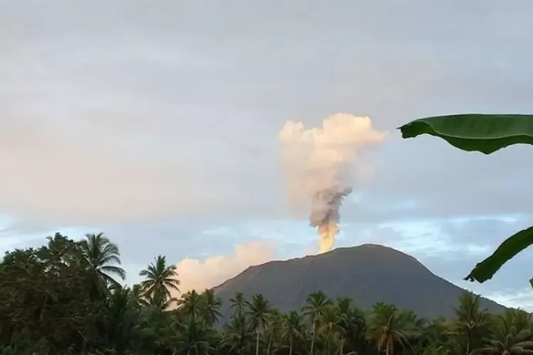 Gunung Ibu Alami Erupsi Dengan Kolom Abu Setinggi 3000 M Di Pulau ...