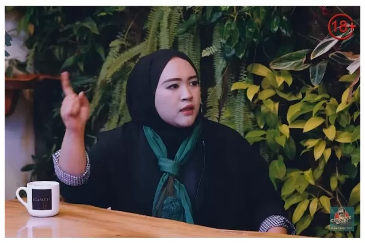 Ria Puspita Sari, mantan dukun santet ungkap sulit menyantet orang dengan iman bagus,bisa membuat sang stan pincang (Tangkapan layar YouTube @CURHAT BANG Denny Sumargo)