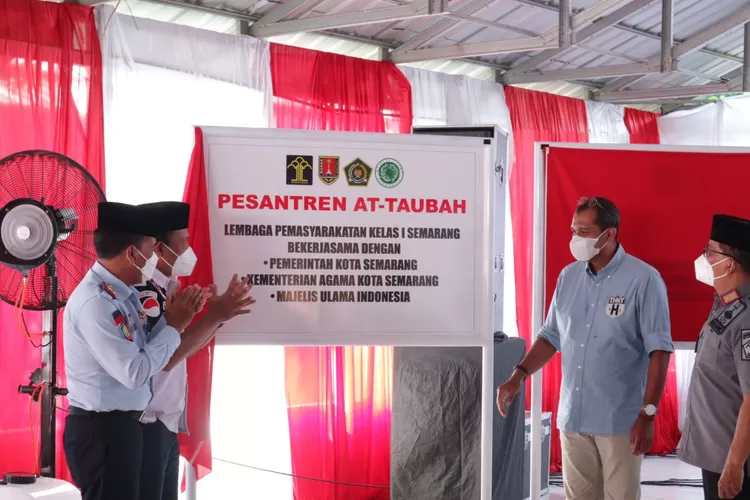 Wakil Menteri Hukum dan Hak Asasi Manusia Republik Indonesia, Edward Omar Sharif Hiariej saat meresmikan Pondok Pesantren At-Taubah.