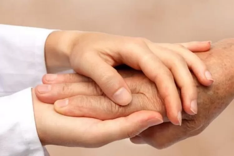 Bolehkah menantu bersentuhan tangan dengan mertua? ( nikmatislam.com)