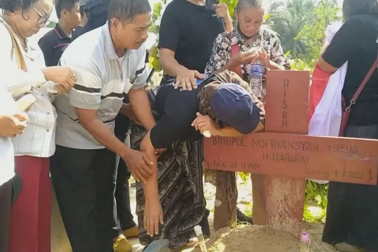 Tangis Rosti Simanjuntak Ibunda Brigadir J Pecah Saat Berkunjung Ke ...