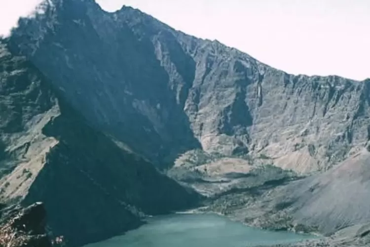 Ilustrasi Gunung RInjani. Balai TNGR belum mengetahui nasib pendaki Israel yang terjatuh dari tebing setinggi 150 meter di Gunung Rinjani, evakuasi dipersiapkan. (Instagram/@odie.ng28)