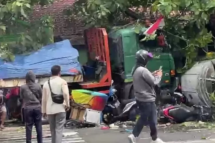 Kecelakaan Truk Maut Di Bekasi: 10 Orang Tewas, Korban Banyak Anak-anak ...