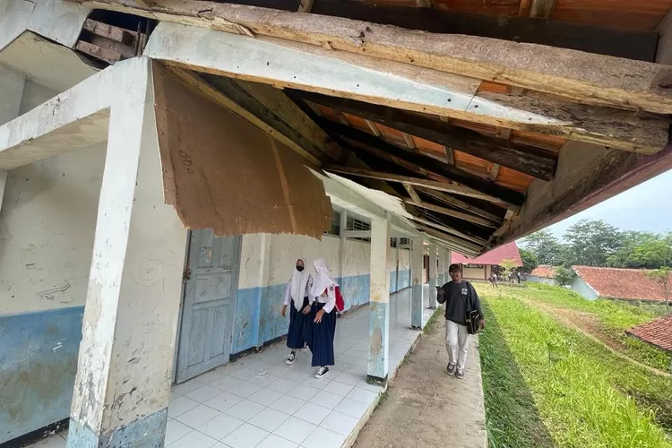 Bangunan Nyaris Ambruk, SMPN 1 Cipongkor Bandung Barat Tak Tersentuh ...