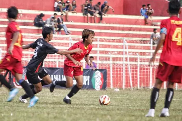  Pemain Persibat menggunakan kaos merah saat dihadang pemain Persis Muda dalam laga ujicoba di GOR Moh Sarengat Batang, Jumat 9 September 2022.  (Foto: dok)