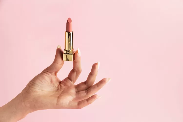 Inilah Rekomendasi Pilihan Warna Lipstick Nude yang Cocok Segala Musim di 2022 dan Murah Meriah. (Freepik/ racool_studio)